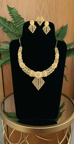 Load image into Gallery viewer, Gold Diamond Collar Necklace
