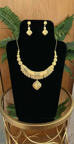 Load image into Gallery viewer, Gold Collar Necklace
