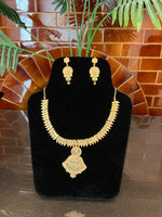 Load image into Gallery viewer, Gold Clover Necklace
