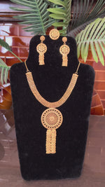 Load and play video in Gallery viewer, Gold Circle Necklace
