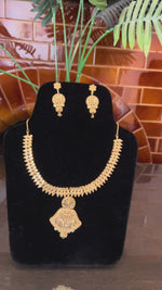 Load and play video in Gallery viewer, Gold Clover Necklace
