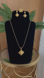 Load and play video in Gallery viewer, Long Gold Diamond Necklace
